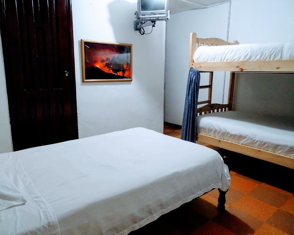 Erupcion Art Hotel & Hostel Banos  Bagian luar foto